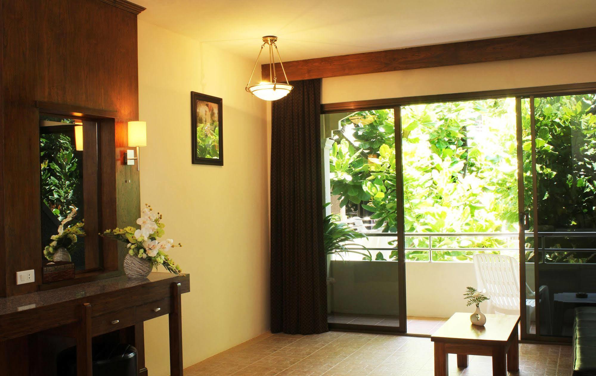 Baan Pron Phateep Patong Exterior foto