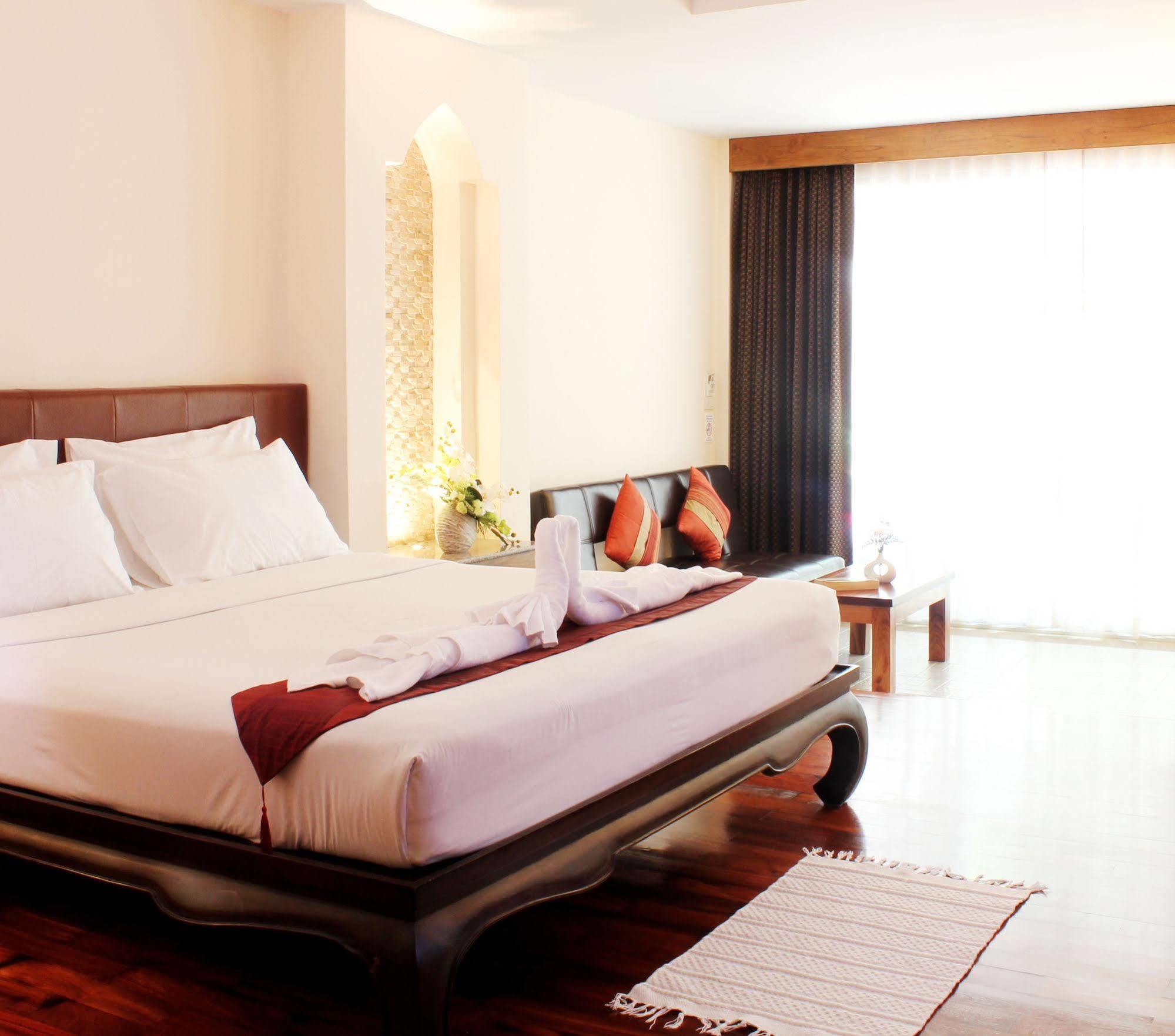 Baan Pron Phateep Patong Exterior foto